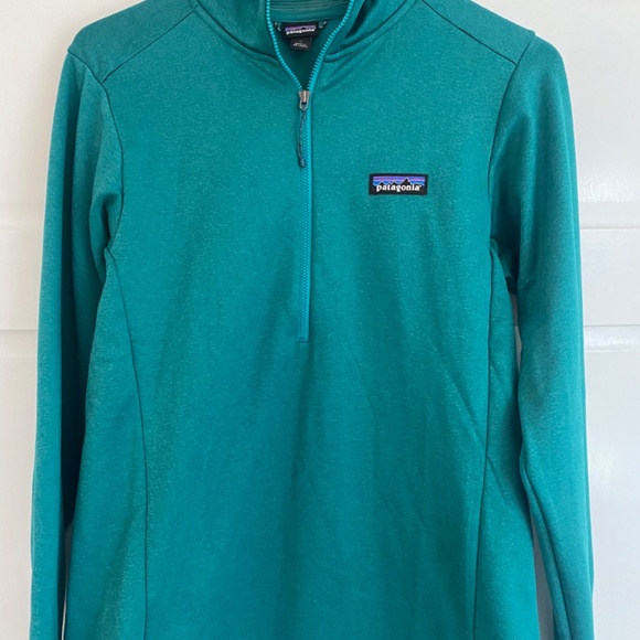 SOLD Women’s green and blue Patagonias- like new - Picture 5 of 9